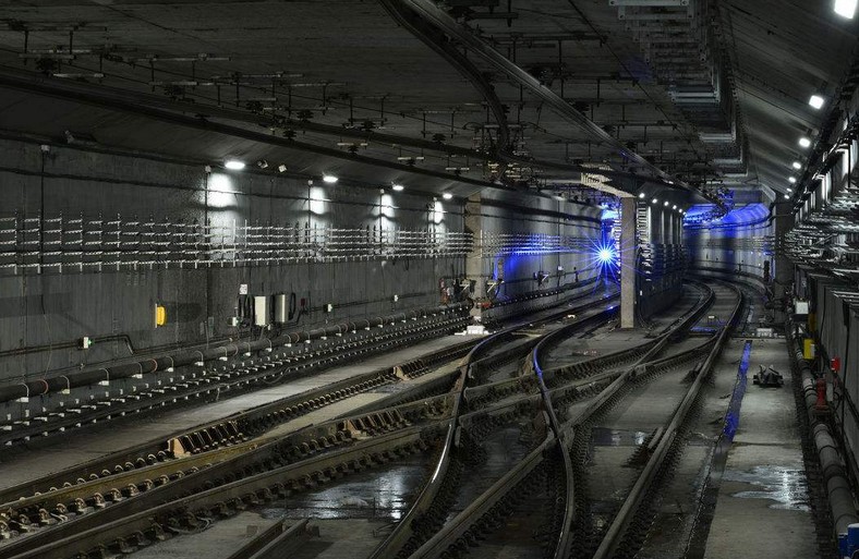 地铁配电房地下室管道封堵方案